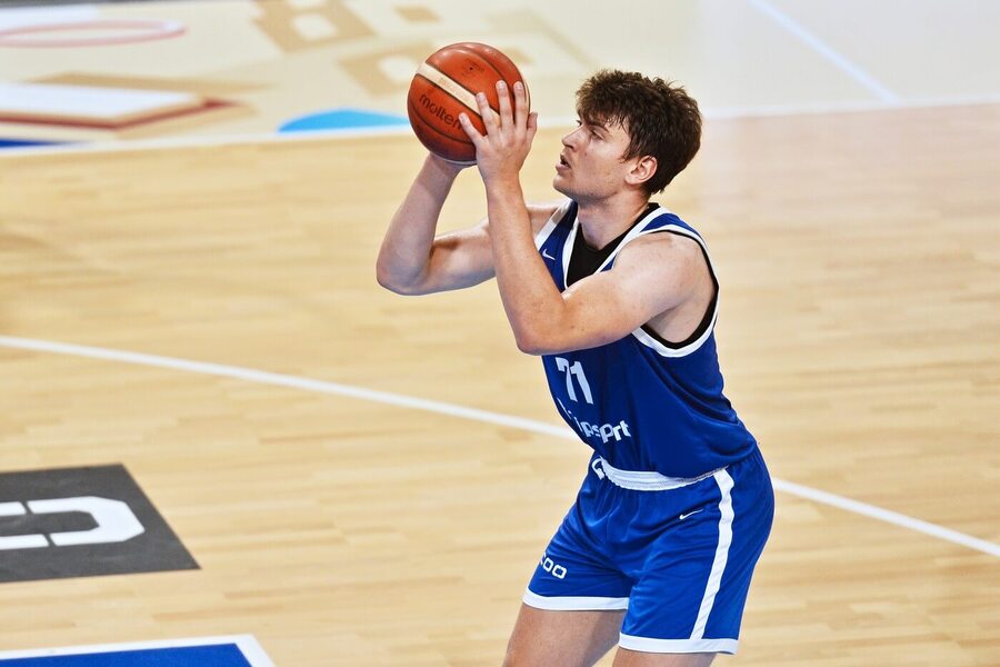Český basketbalista Martin Svoboda střílí trestný hod