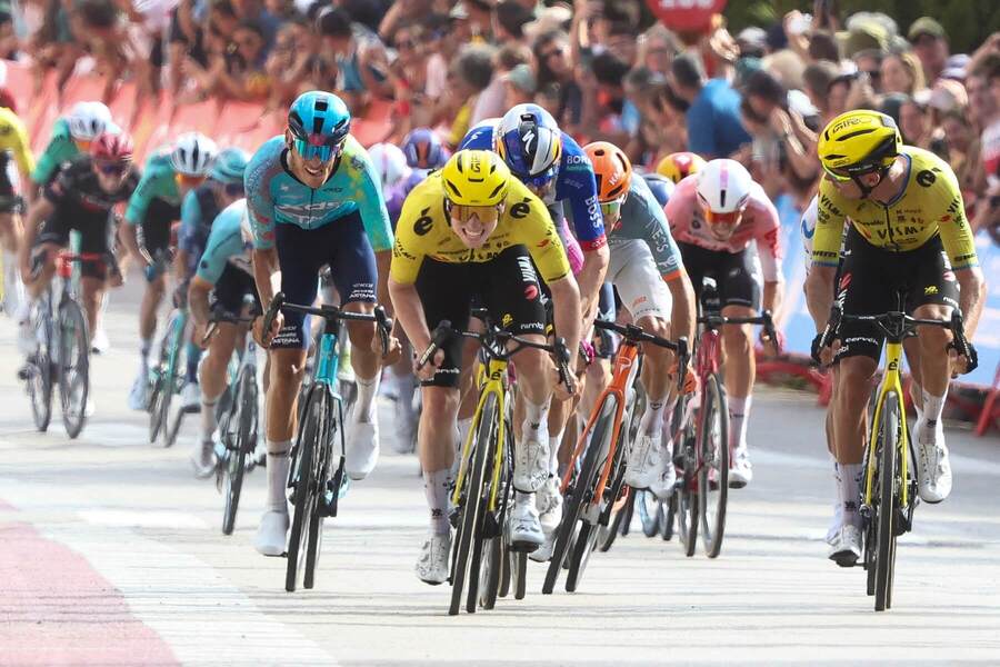 Cyklista Matthew Brennan (uprostřed) vyhrál už 5.&nbsp;etapu Vuelty, jako favorit vyráží i&nbsp;do dnešní 8.&nbsp;etapy