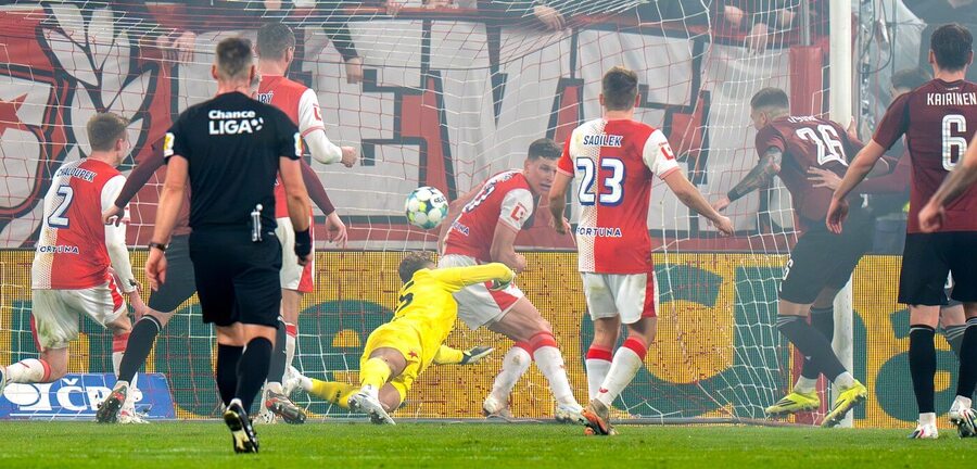 Poslední derby Sparta - Slavia skončilo po skandálním závěru nedohráno