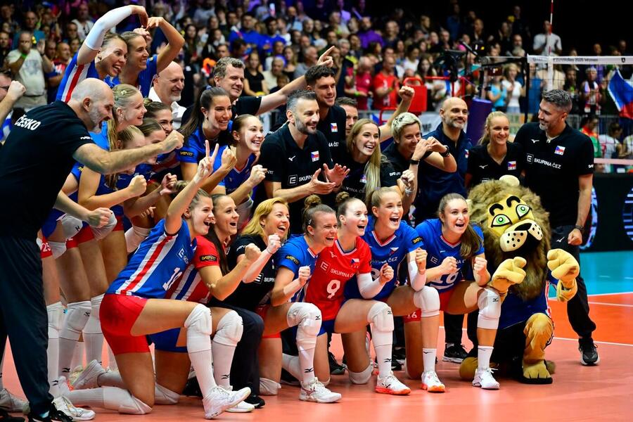 Společná fotka českého volejbalového týmu žen po výhře nad Bulharskem, ME ve volejbale žen 2026