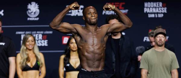 Losene Keita na vážení před turnajem UFC Fight Night 287