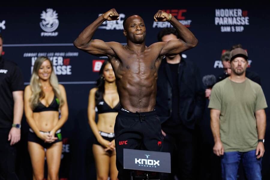 Losene Keita na vážení před turnajem UFC Fight Night 287