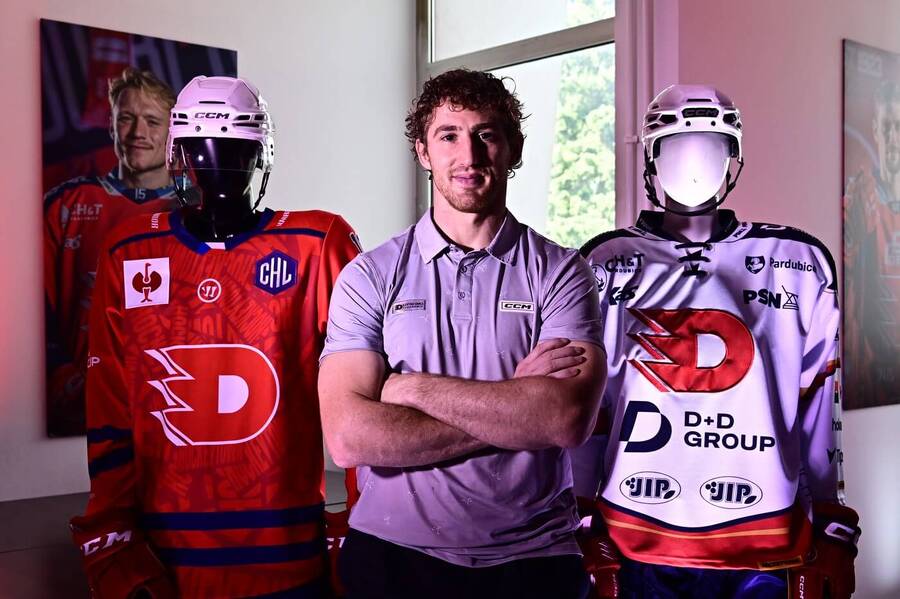 Jeden z&nbsp;pardubických lídrů Lukáš Sedlák a&nbsp;dresy Dynama pro CHL a&nbsp;TELH