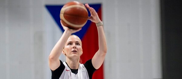 Petra Holešínská trénuje střelbu trestných hodů, příprava před MS 2026