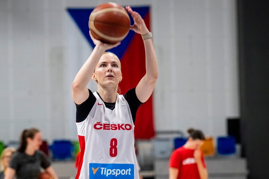 Petra Holešínská trénuje střelbu trestných hodů, příprava před MS 2026