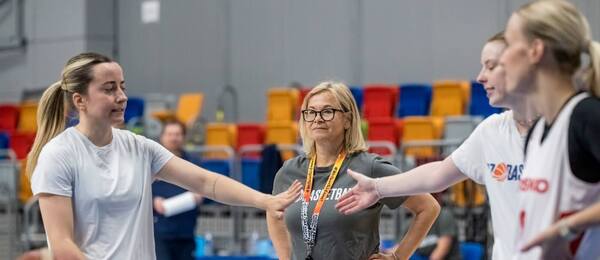 Uprostřed hlavní trenérka Romana Ptáčková. fotka z tréninku české ženské basketbalové reprezentace