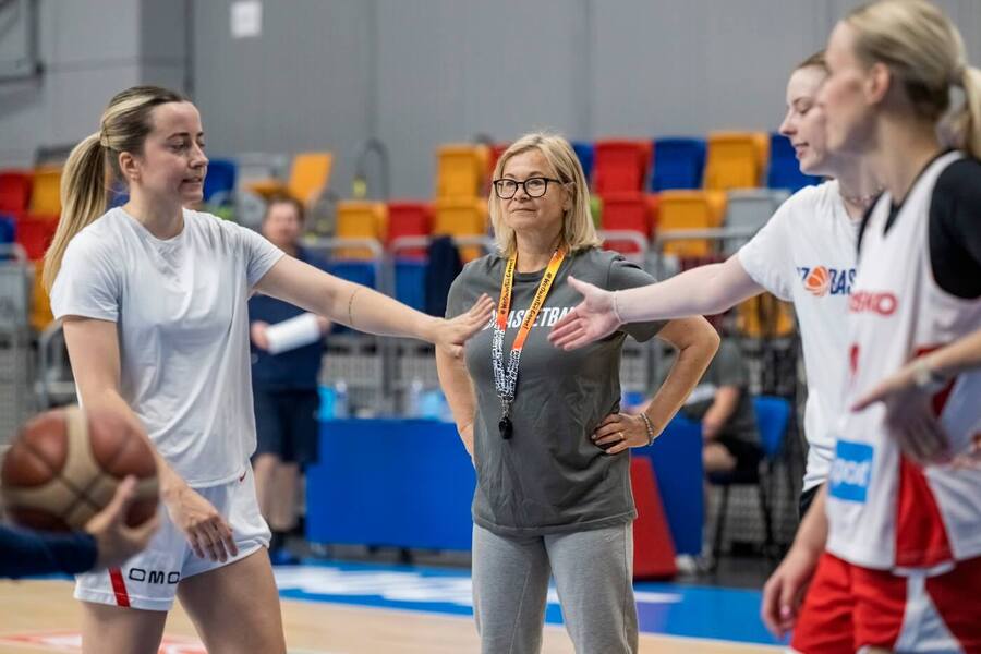 Uprostřed hlavní trenérka Romana Ptáčková. fotka z&nbsp;tréninku české ženské basketbalové reprezentace