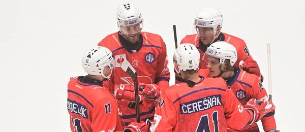 Hráči Pardubic mají radost z gólu, fotka ze zápasu 1. kola CHL proti GKS Tychy