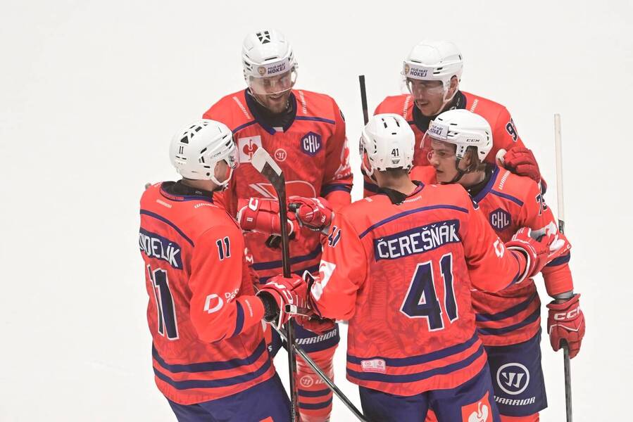 Hráči Pardubic mají radost z&nbsp;gólu, fotka ze zápasu 1.&nbsp;kola CHL proti GKS Tychy