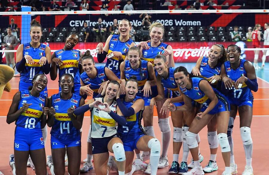 Radost italských volejbalistek po semifinálové výhře nad Polskem