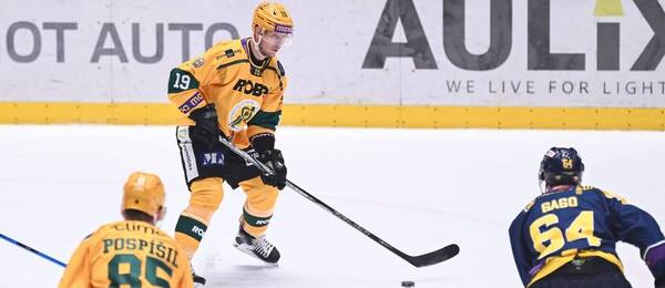 Fotka z derby mezi Vsetínem a Zlínem, na kotouči vsetínský tahoun Pavel Klhůfek