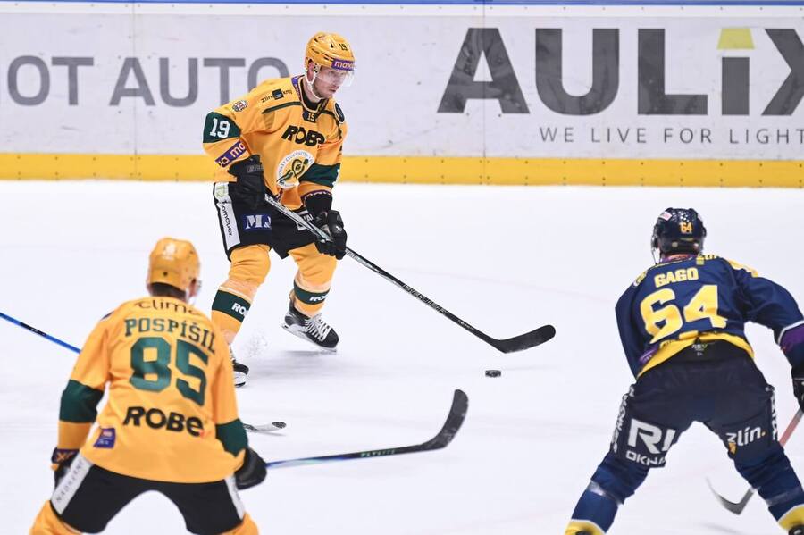Fotka z&nbsp;derby mezi Vsetínem a&nbsp;Zlínem, na kotouči vsetínský tahoun Pavel Klhůfek