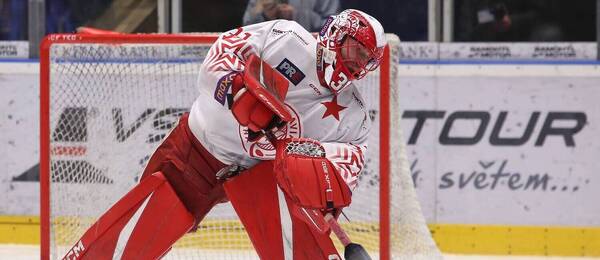 Brankář HC Slavia Praha Jaroslav Pavelka v zápase čtvrtfinále play-off Maxa ligy