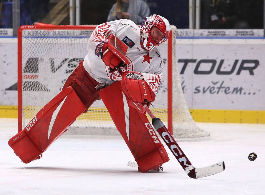 Brankář HC Slavia Praha Jaroslav Pavelka v&nbsp;zápase čtvrtfinále play-off Maxa ligy