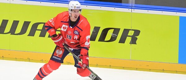 Pardubický lídr Roman Červenka na puku, fotka ze zápasu CHL proti švédskému Rögle