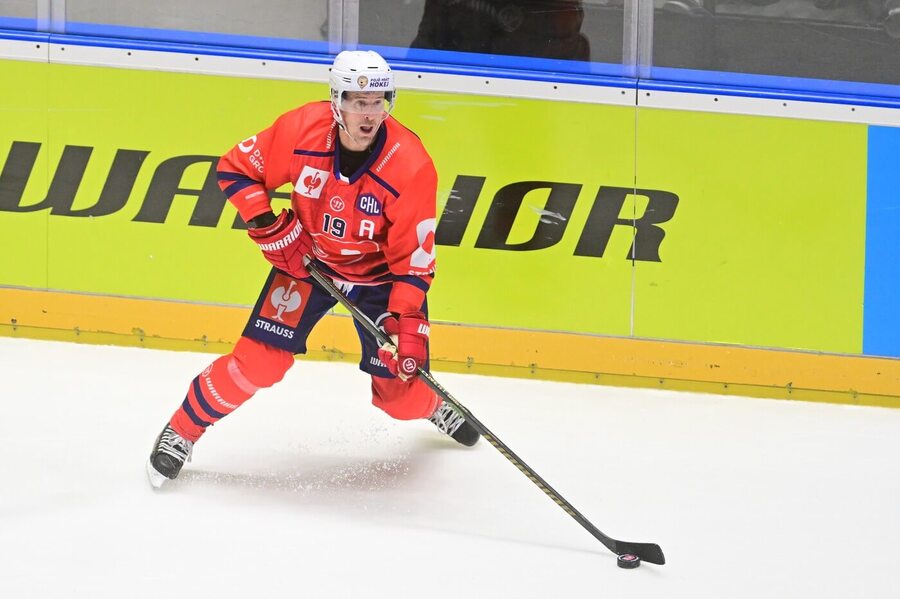 Pardubický lídr Roman Červenka na puku, fotka ze zápasu CHL proti švédskému Rögle