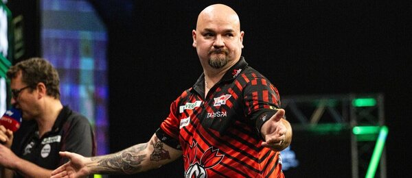 Český šipkař Karel Sedláček v zápase Grand Slam of Darts proti Luku Littlerovi