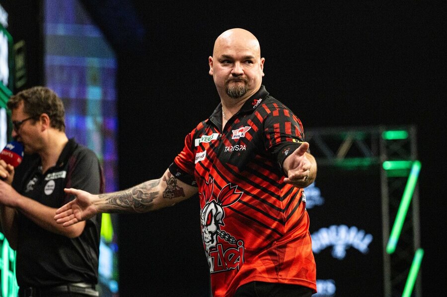Český šipkař Karel Sedláček v&nbsp;zápase Grand Slam of Darts proti Luku Littlerovi
