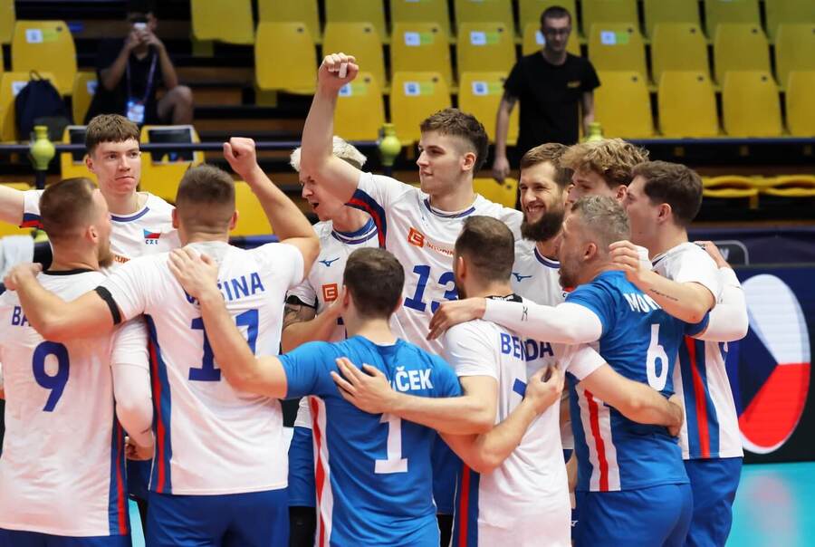 Čeští volejbalisté oslavují výhru nad Slovenskem (ME ve volejbale mužů 2026)