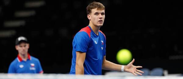 Tenista Jakub Menšík při tréninku před zápasem Davisova poháru 2026 proti americkému daviscupovému týmu