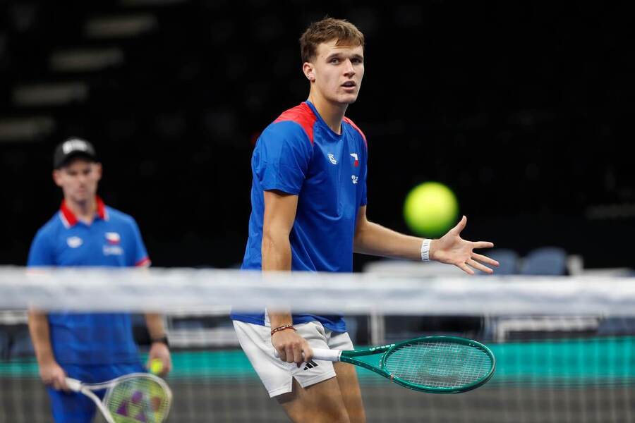 Tenista Jakub Menšík při tréninku před zápasem Davisova poháru 2026 proti americkému daviscupovému týmu