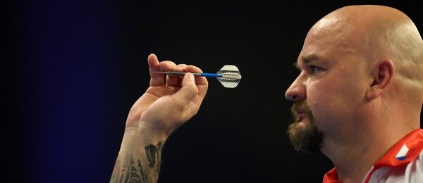 Český šipkař Karel Sedláček v zápase World Team Championship