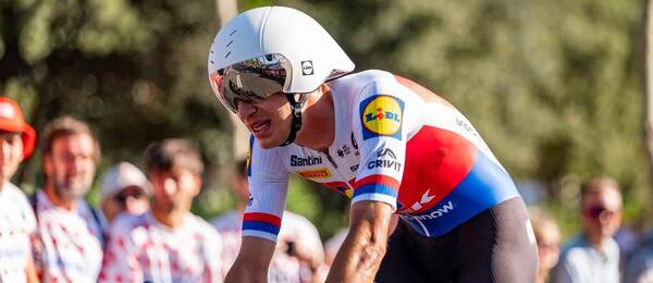 Český cyklista Mathias Vacek při individuální časovce na Tour de France 2026