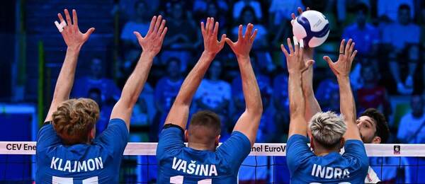 Trojblok českých volejbalistů, zleva Jakub Klajmon, Lukáš Vašina a Patrik Indra