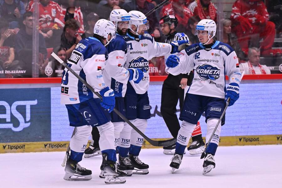 Hráči Komety Brno se radují po vstřelení branky