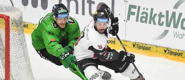 Hokejisté Filip Pavlík (BK Mladá Boleslav) a Michal Řepík (HC Sparta Praha) v zápase Tipsport extraligy