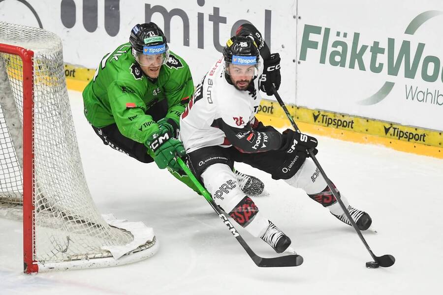 Hokejisté Filip Pavlík (BK Mladá Boleslav) a&nbsp;Michal Řepík (HC Sparta Praha) v&nbsp;zápase Tipsport extraligy