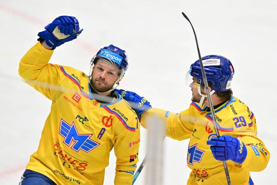 Hokejisté Českých Budějovic Jan Štencel (vlevo) a&nbsp;Renars Krastenbergs se radují z&nbsp;gólu v&nbsp;minulém kole Tipsport extraligy 2026/2027