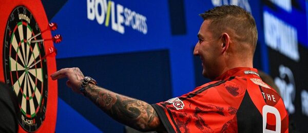 Šipkař Nathan Aspinall po maximálním zavření 170 na turnaji World Grand Prix Darts