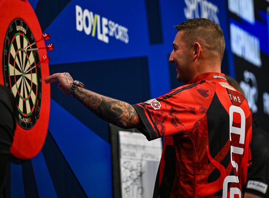 Šipkař Nathan Aspinall po maximálním zavření 170 na turnaji World Grand Prix Darts