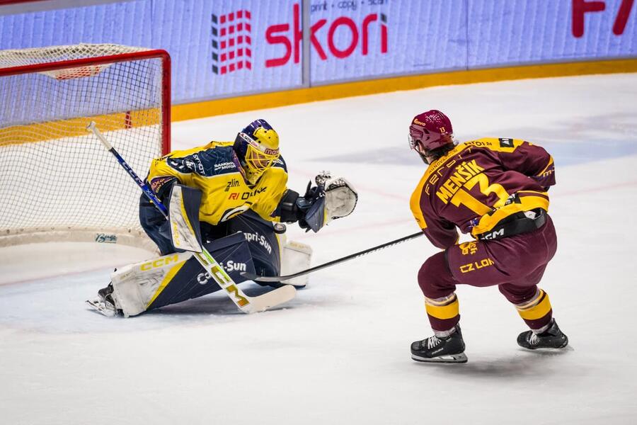 Brankář Beranů Daniel Huf a&nbsp;útočník Dukly Matouš Menšík ve finále Maxa ligy mezi Jihlavou a&nbsp;Zlínem