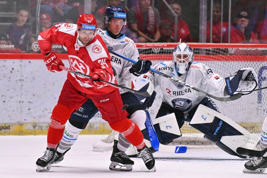 Ondřej Kovařčík, Samuel Kňažko a&nbsp;Dominik Hrachovina v&nbsp;posledním zápase mezi Třincem a&nbsp;Vítkovicemi