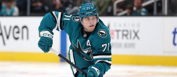 Útočník San Jose Sharks Macklin Celebrini v přípravném zápase proti Anaheim Ducks před startem NHL 2026/2027