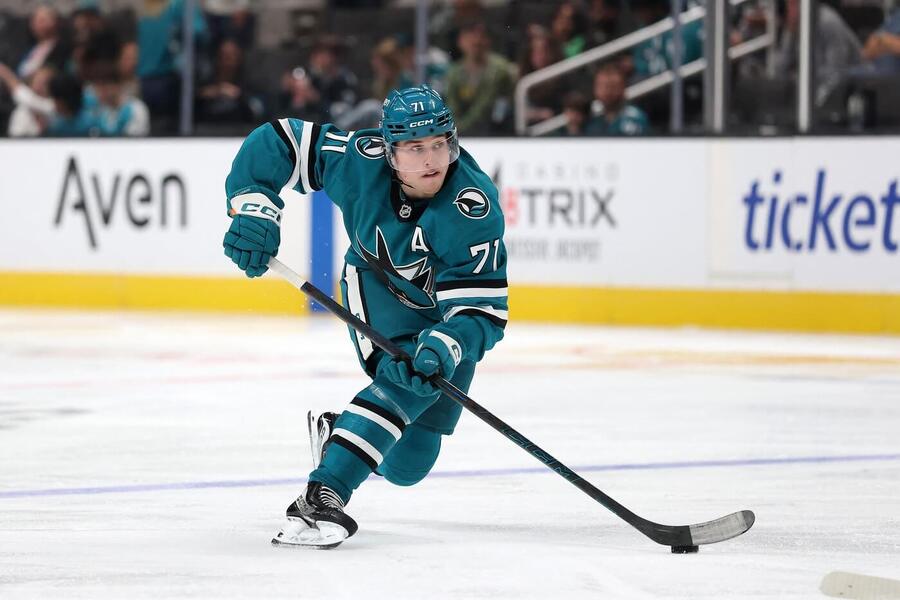Útočník San Jose Sharks Macklin Celebrini v&nbsp;přípravném zápase proti Anaheim Ducks před startem NHL 2026/2027