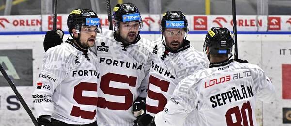 Hokejisté HC Sparta PRaha se radují z gólu v pátečním extraligovém utkání v Litvínově