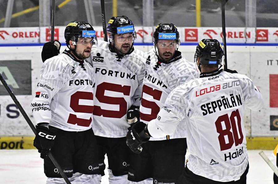Hokejisté HC Sparta PRaha se radují z&nbsp;gólu v&nbsp;pátečním extraligovém utkání v&nbsp;Litvínově