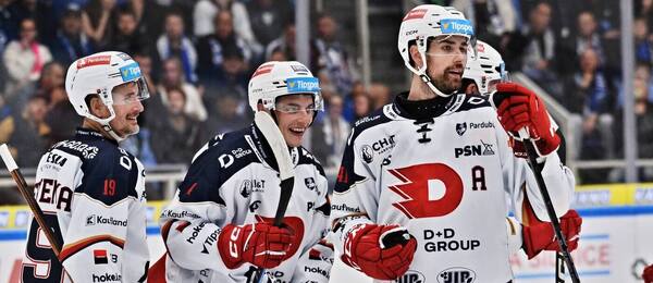 Hokejisté Pardubic Roman Červenka, Ondřej Mikliš a Peter Čerešňák v zápase 5. kola Tipsport extraligy 2026/27 proti Kometě