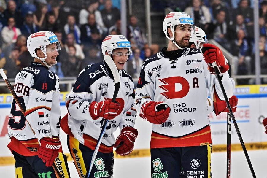 Hokejisté Pardubic Roman Červenka, Ondřej Mikliš a&nbsp;Peter Čerešňák v&nbsp;zápase 5.&nbsp;kola Tipsport extraligy 2026/27 proti Kometě