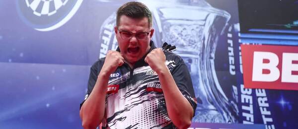 Nizozemský šipkař Gian van Veen u televizního terče během World Matchplay 2026