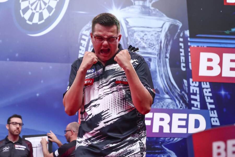 Nizozemský šipkař Gian van Veen u&nbsp;televizního terče během World Matchplay 2026