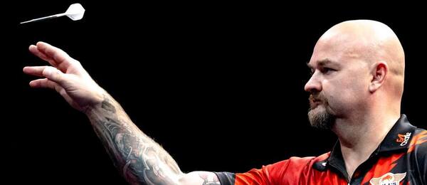 Český šipkař Karel Sedláček ve vítězném zápase 1. kola Swiss Darts Trophy 2026 v Basileji