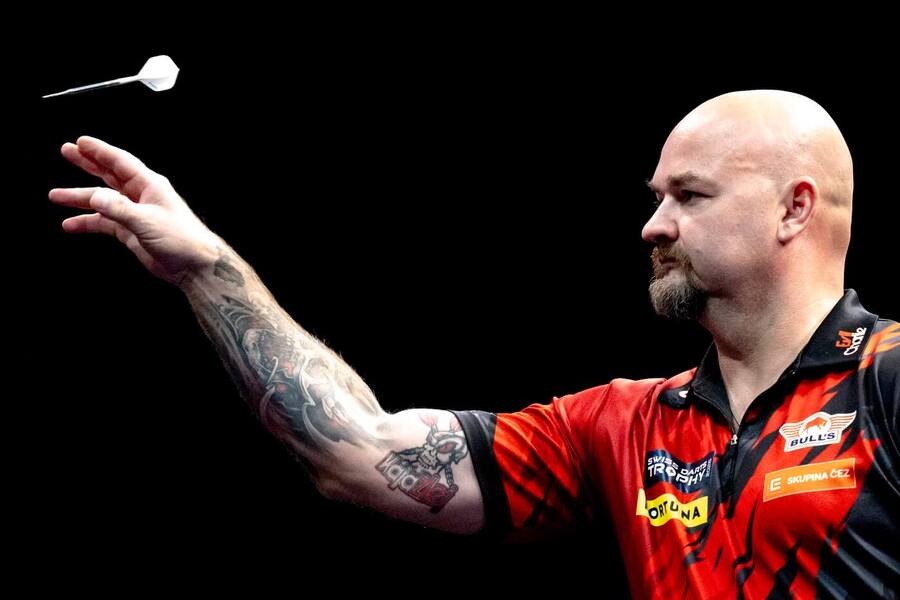Český šipkař Karel Sedláček ve vítězném zápase 1.&nbsp;kola Swiss Darts Trophy 2026 v&nbsp;Basileji