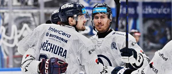 Hokejisté Plzně Adam Měchura a Carter Robertson slaví gól v extraligovém utkání proti Kometě Brno