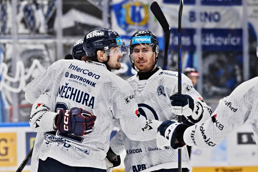 Hokejisté Plzně Adam Měchura a&nbsp;Carter Robertson slaví gól v&nbsp;extraligovém utkání proti Kometě Brno