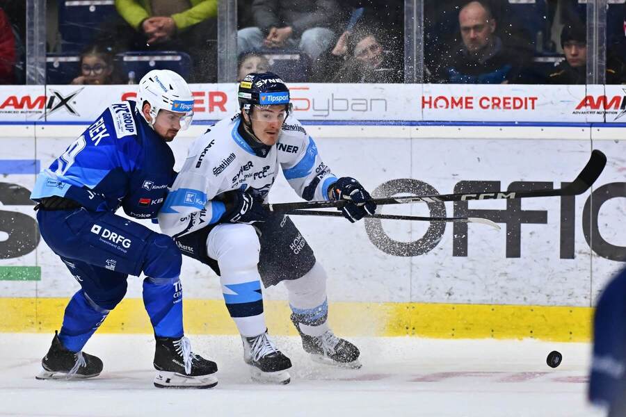 Souboj o&nbsp;puk mezi Jakubem Flekem (Kometa) a&nbsp;Kristapsem Zilem (Liberec)