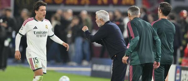 Jose Mourinho udílí pokyny Ardovi Gülerovi